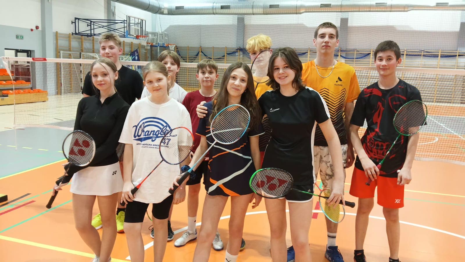 dzieci i młodzież grająca w badmintona