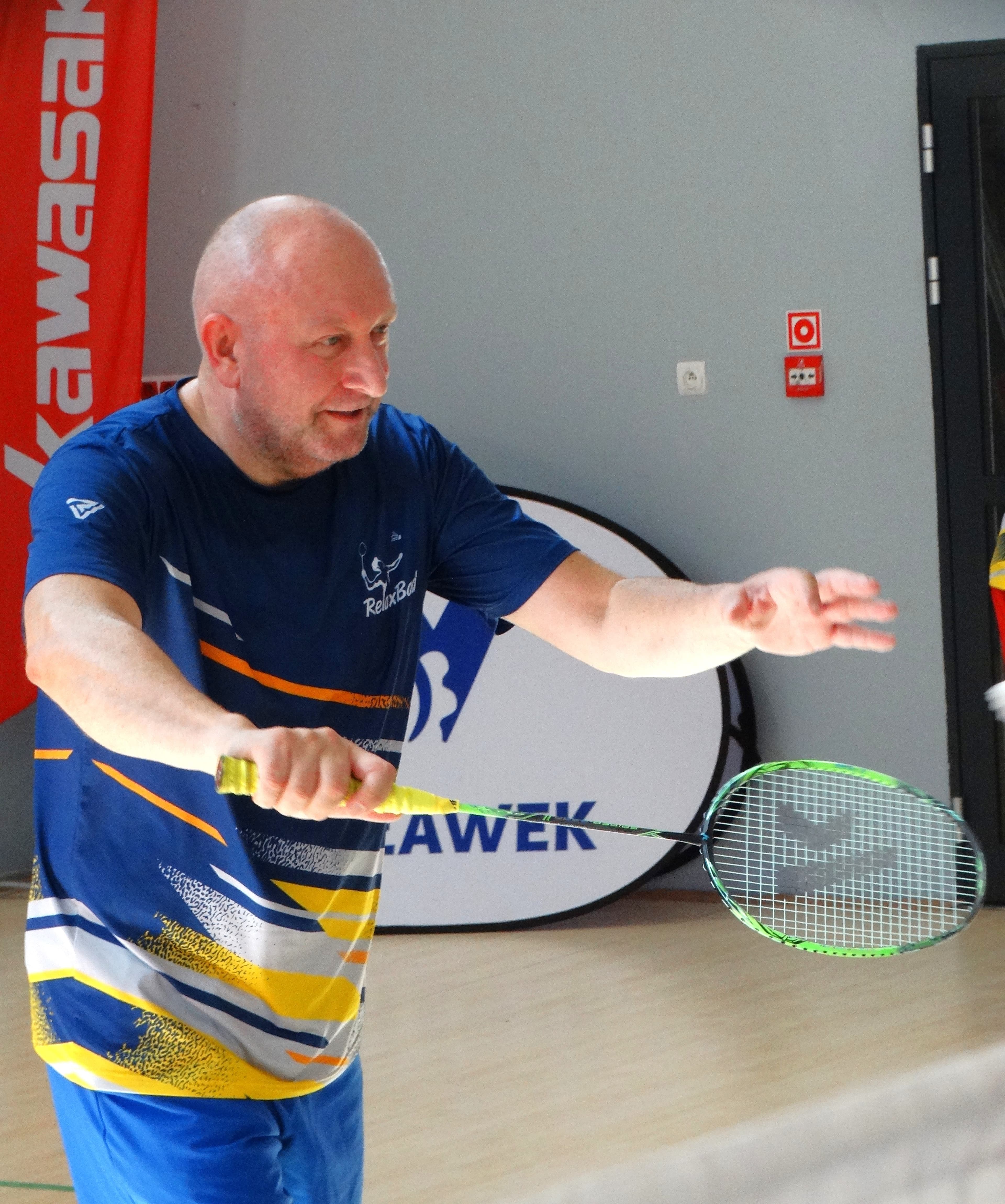 zawodnik grający w badmintona