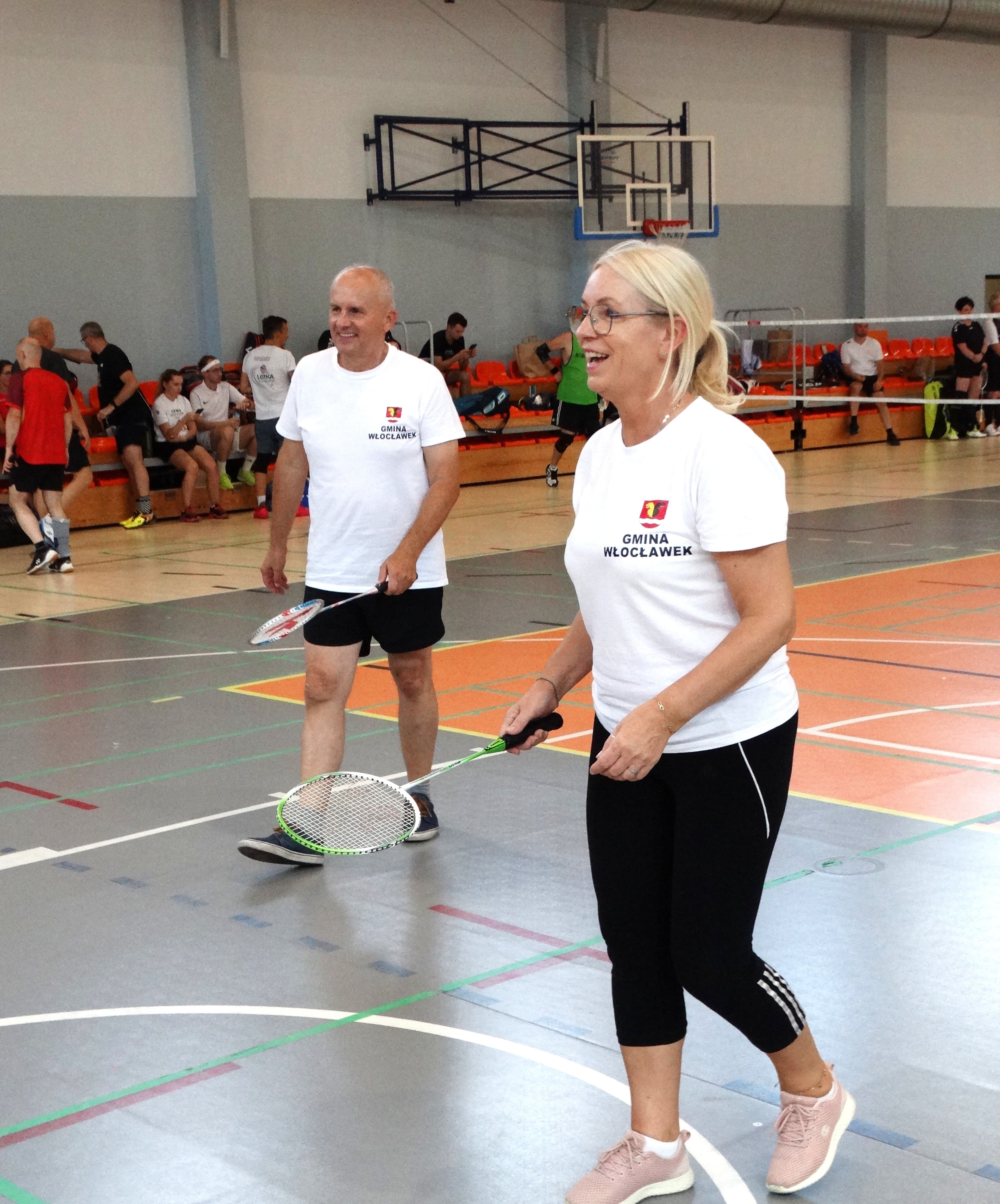 samorządowcy grający w badmintona